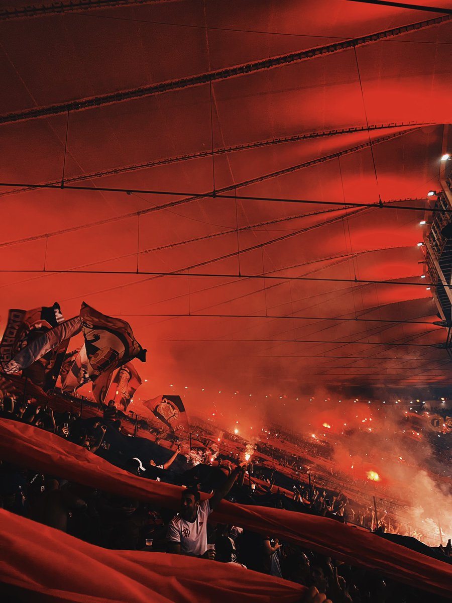 juninshataocrf's tweet photo. HOJE TEM FLAMENGO, HOJE TEM MARACANÃ LOTADO 🔴⭐⚫ https://t.co/dIAKxdlco0
