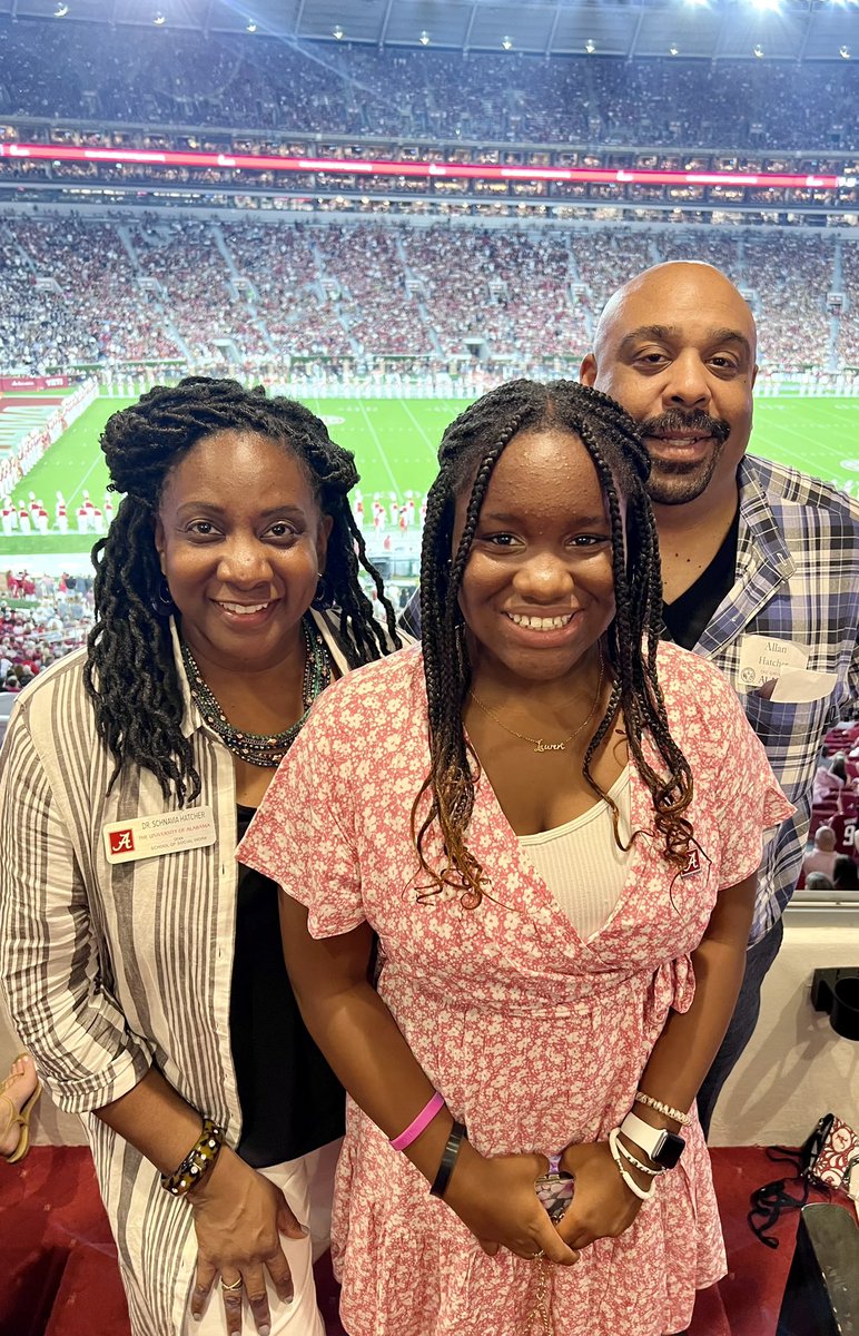 SchnaviaHatcher's tweet photo. It was wonderful hosting several friends of @UA_SocialWork at the first game of the season. We had an opportunity to discuss critical issues in the #blackbelt and how #uassw will partner on solutions.
#bama #RollTide #socialwork https://t.co/csnuLwLL10