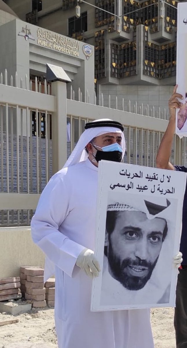 b0Hmdan's tweet photo. هكذا وقف د. أنور حياتي أمام أسوار النيابة العامة يطالب بـ حرية د. عبيد الوسمي والآن الدكتور أنور معتقل وقيدت حريته 

وحتى الآن لم نرى أي تعليق أو تصريح أو مطالبة بالإفراج عنه من الدكتور عبيد الوسمي

فهل هكذا يكون جزاء الإحسان !؟

 #الحرية_لأنور_حياتي https://t.co/4dAd7qCxiY