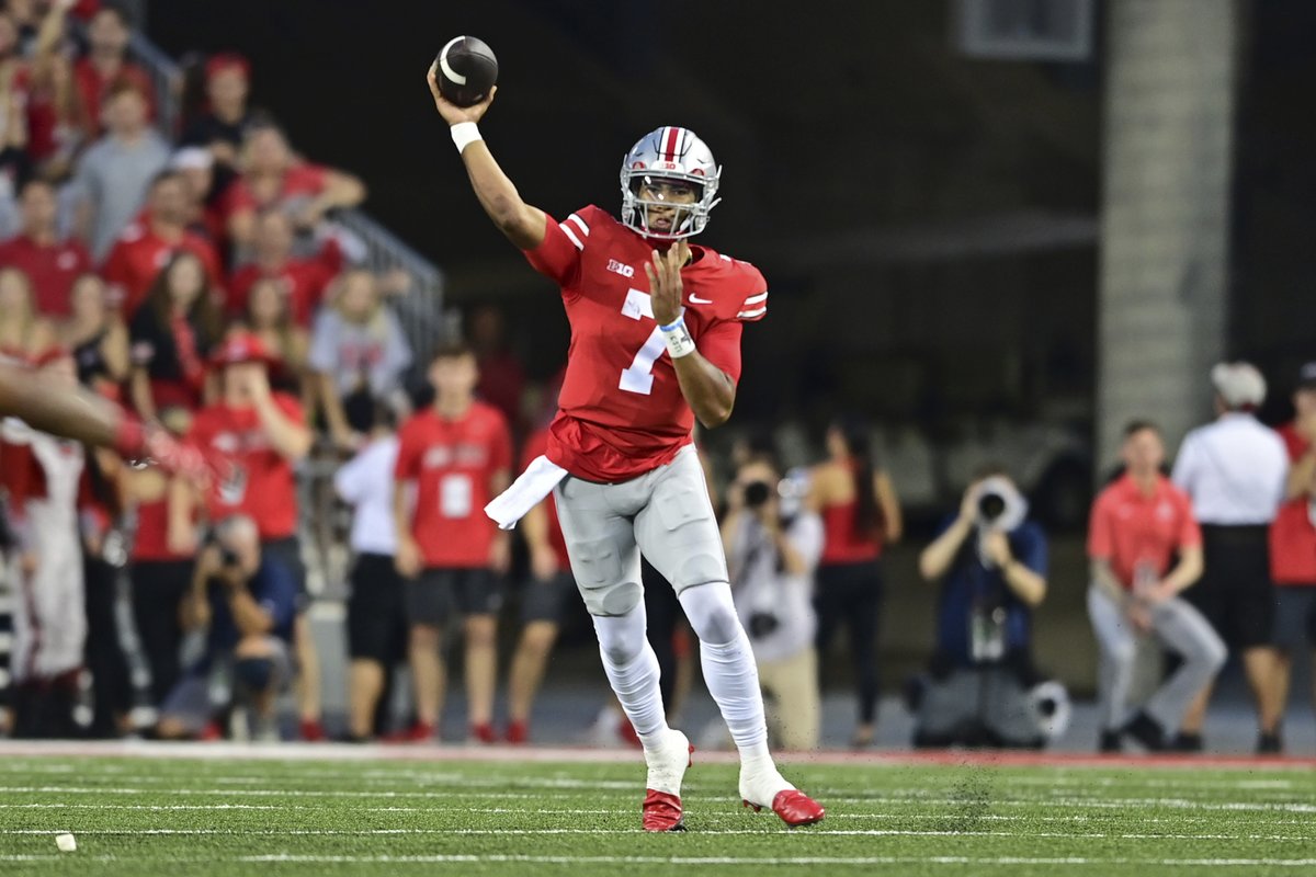 BleacherReport's tweet photo. No. 2 Ohio State takes down No. 5 Notre Dame after a strong 4th quarter 🌰👏

C.J. Stroud: 24/34, 223 YDS, 2 TD

TreVeyon Henderson/Miyan Williams: 175 rush YDS, 1 TD

Emeka Egbuka: 9 rec, 90 YDS, 1 TD https://t.co/SRVMKK2pJC