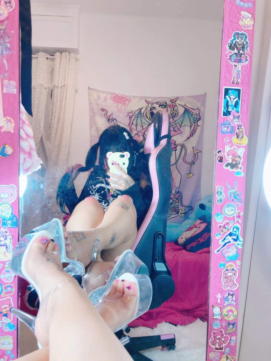 illugyaru's tweet photo. Do u like my new heels? 💞 https://t.co/1wIhlT0mHw