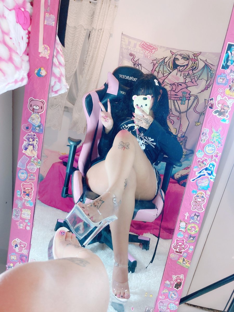 illugyaru's tweet photo. Do u like my new heels? 💞 https://t.co/1wIhlT0mHw