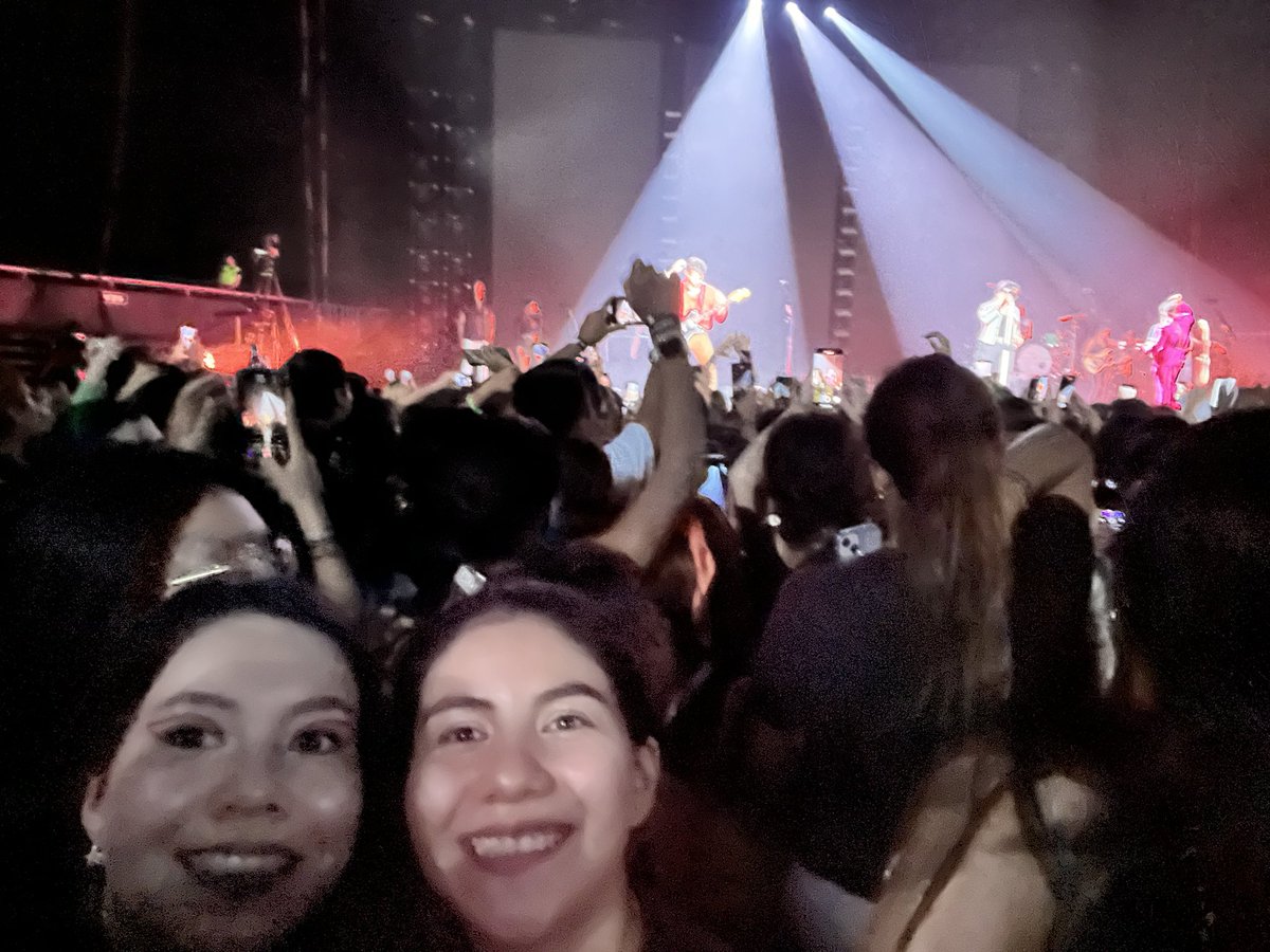 _Zitaa's tweet photo. Same energy 😂😂#RememberThisTourMEXICO https://t.co/olkGJhP2O3