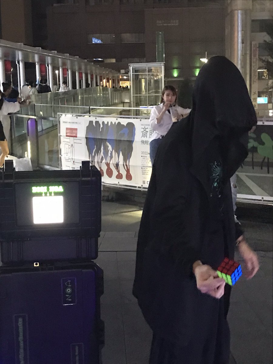 TakashiroRyouta's tweet photo. 高崎駅に降臨された
【魔法使い】DIGI NOA（ノア）さん

短い時間で、見た事のないマジックを
披露されていました。

普段は東京でパフォーマンスをされているという事で出会えたのは激レア‼️

超絶・カッコ良かったです‼️
(● ˃̶͈̀ロ˂̶͈́)੭ꠥ⁾⁾ https://t.co/TDLs4dMfbZ