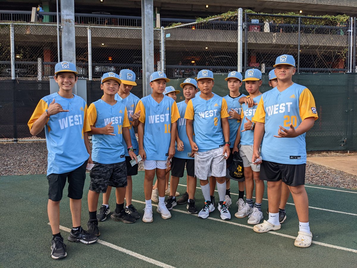 ESPNHonolulu's tweet photo. Special guests at tonight's UH Football game!!! #llwschamps

#hawaiifb #gobows #braddahhood #honolululittleleague https://t.co/rrvXoeNffL