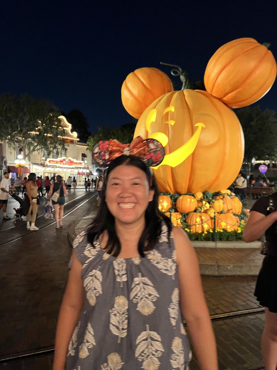 BobaMomAdv's tweet photo. The weather might not feel like fall but halloween time at @DisneyParks is back! Last night’s Halloween fireworks at #disneyland🎃🎇

#halloween #smallworld #disneyhalloween #disneyland #disneyfireworks #disneyfun #longweekend #LaborDayWeekend #anaheim #HalloweenTime #disneymom https://t.co/1AS359BQai