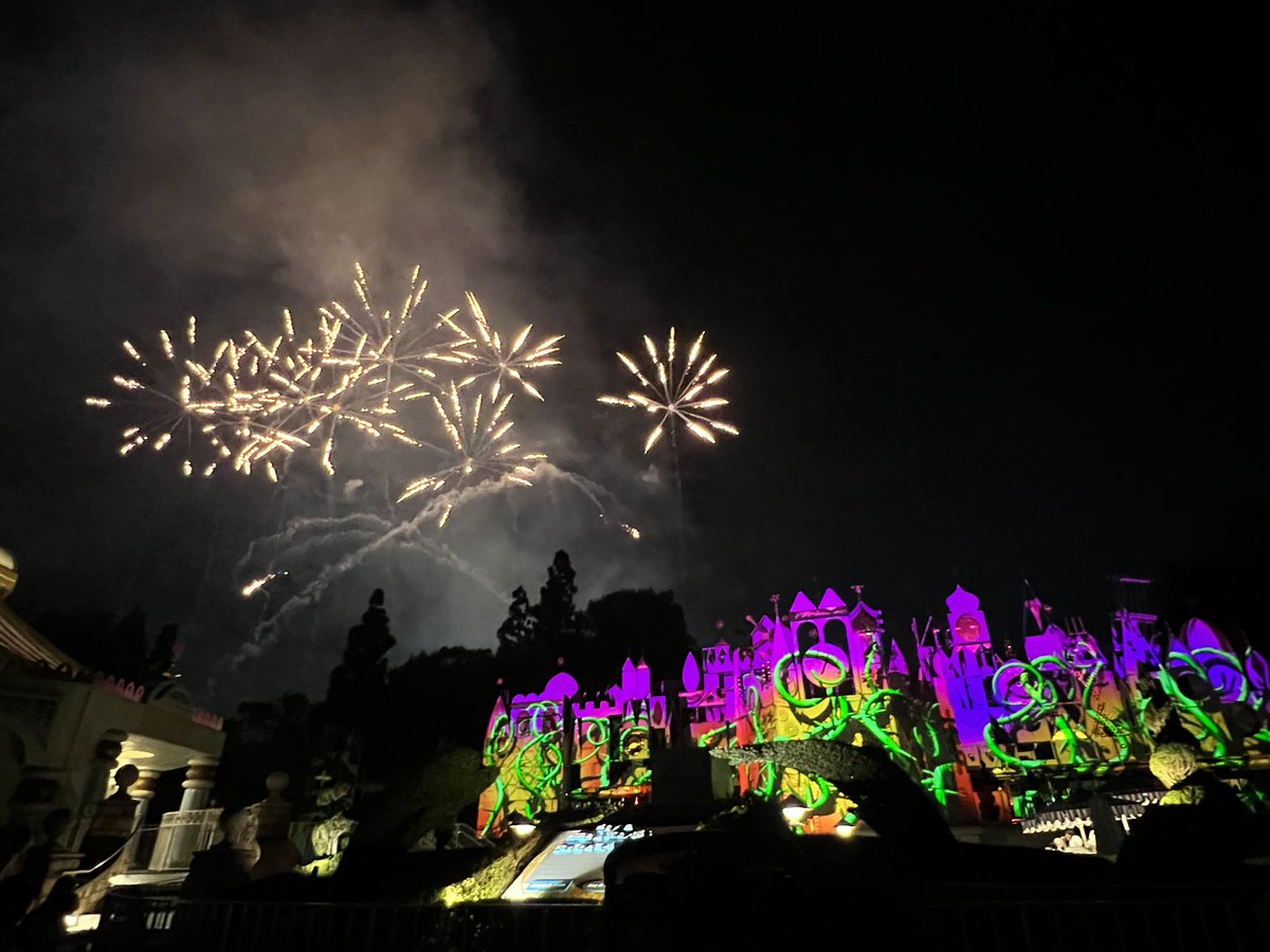 BobaMomAdv's tweet photo. The weather might not feel like fall but halloween time at @DisneyParks is back! Last night’s Halloween fireworks at #disneyland🎃🎇

#halloween #smallworld #disneyhalloween #disneyland #disneyfireworks #disneyfun #longweekend #LaborDayWeekend #anaheim #HalloweenTime #disneymom https://t.co/1AS359BQai