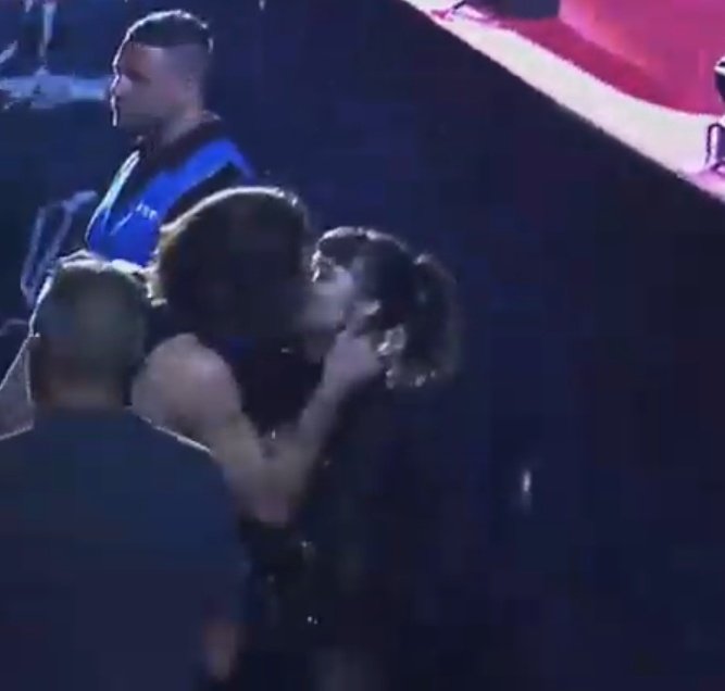 ilnomedelvic's tweet image. i want a supportive boyfriend who is a rockstar and cat person and a boob lover also kisses me in his concert in front of the crowd, is this too much to ask