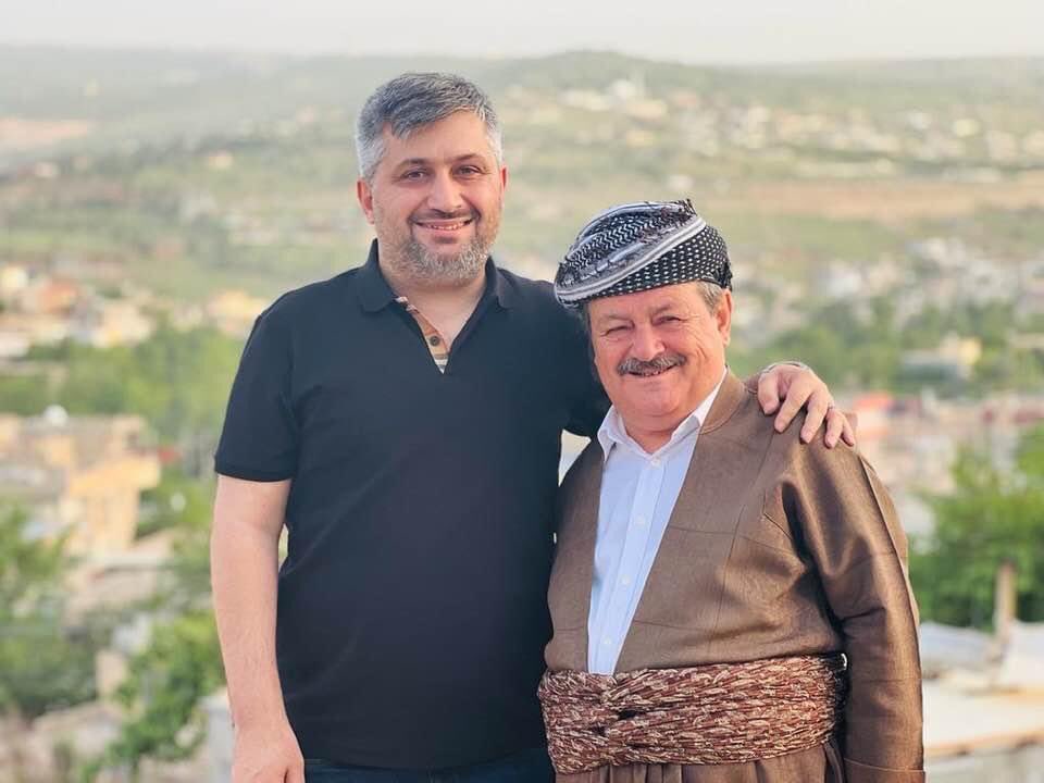 KaroxShano's tweet photo. برناردشۆ دەڵێت:
باوک ئەو کەسەیە، ئەگەر داوای دوو ئەستێرەی لێبکەی، ئاسمانت بۆ دەهێنێتە خوارەوە…
لە رۆژی باوکاندا سڵاو و رێزو خۆشەویستی بۆ هەموو باوکانی دونیا… https://t.co/5GYCcYVuiS