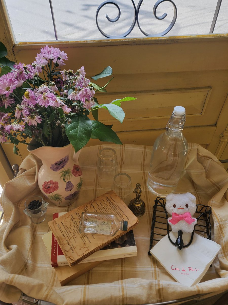 📍꼬앙드파리
What do I call you 이럴때엔 이름이 역시 무난할까
내 연인이었던 my honey my daisy my only 
so what do I call you now

#함께걷는댕구와_발을맞추고