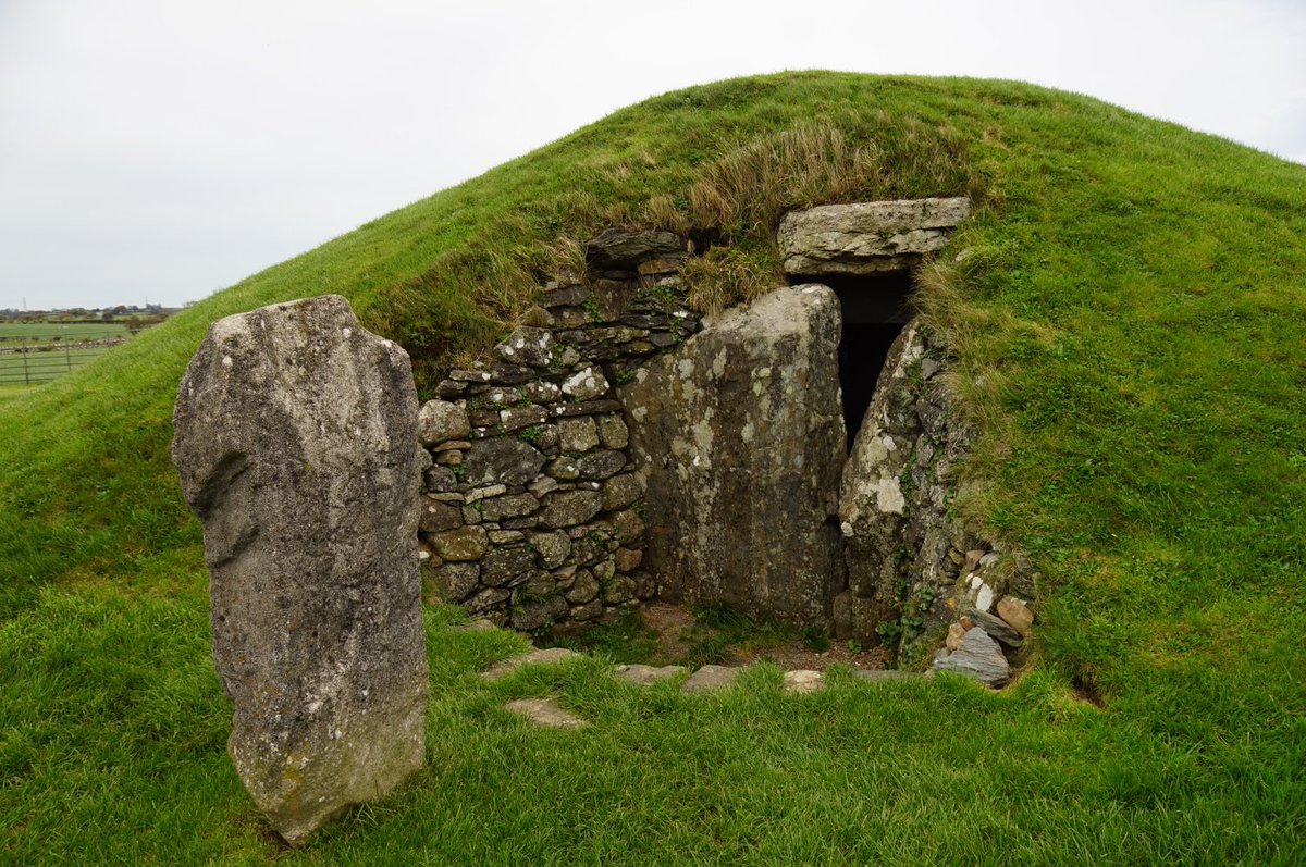 MharaStarling's tweet photo. Just outside Bryn Celli Ddu, an ancient burial chamber on Anglesey, North Wales…is a glorious standing stone decorated with intricate stone carvings. 

But did you know the stone on location is in fact a replica? The actual patterned stone now lived in St. Fagans museum. https://t.co/R8sWUBHUOO