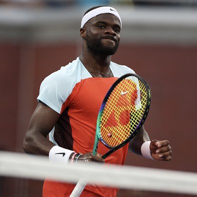 atptour's tweet photo. Playing lights out! 🔥 

@FTiafoe knocks out Schwartzman 7-6(7), 6-4, 6-4 to advance to the last 16 in NY! 

@usopen | #USOpen https://t.co/zMTVcHe7f6