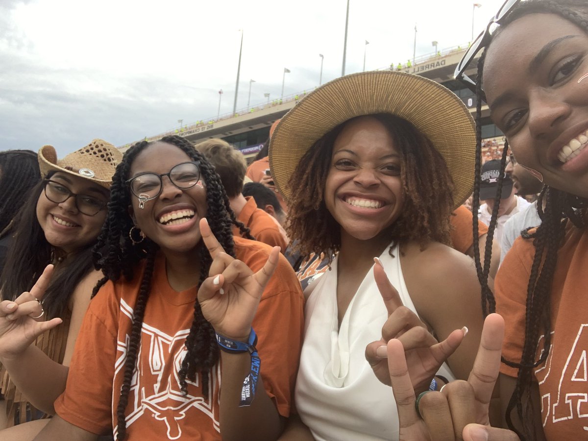 sarahmacjones's tweet photo. First game as #ut26 #HookEm #gameday #ourtexas 🤘🏽🧡 https://t.co/6ee6EnJr5P