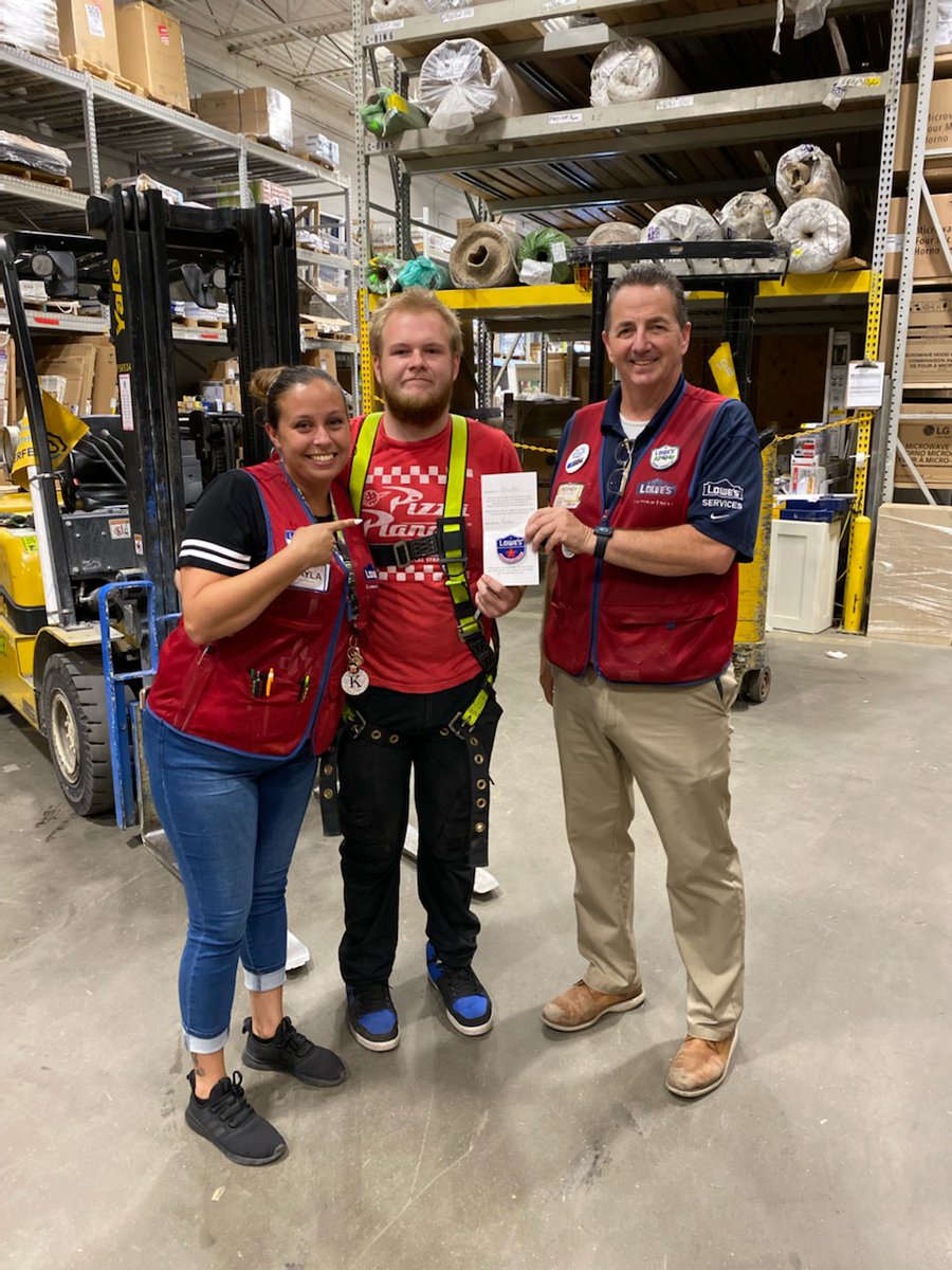 KCartagena824's tweet photo. Recognizing 3 awesome fulfillment associates Brandon and Marylou as well as cashier Kristy for all their hardwork and efforts to make 0631 GREAT! @FerdGonzalez01 @LauraG813R1 https://t.co/5yTTZw9LDr