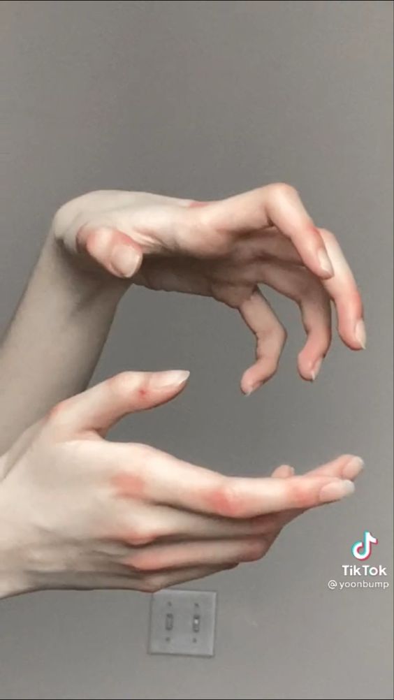 noicedraws's tweet photo. I don't like to draw realistic stuff but I wanted to make a hand study so hope you like it 🥳
[#artmoots #arttwt #artistsontwitter #handreference] https://t.co/hm1DHMWDE5