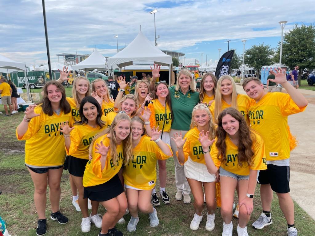 bu_mom13's tweet photo. #Sicem from the Stricklin/Sharkey/Rowan/Walker/Eldridge tailgate! 💚💛🐻 https://t.co/szcEvDXTMn