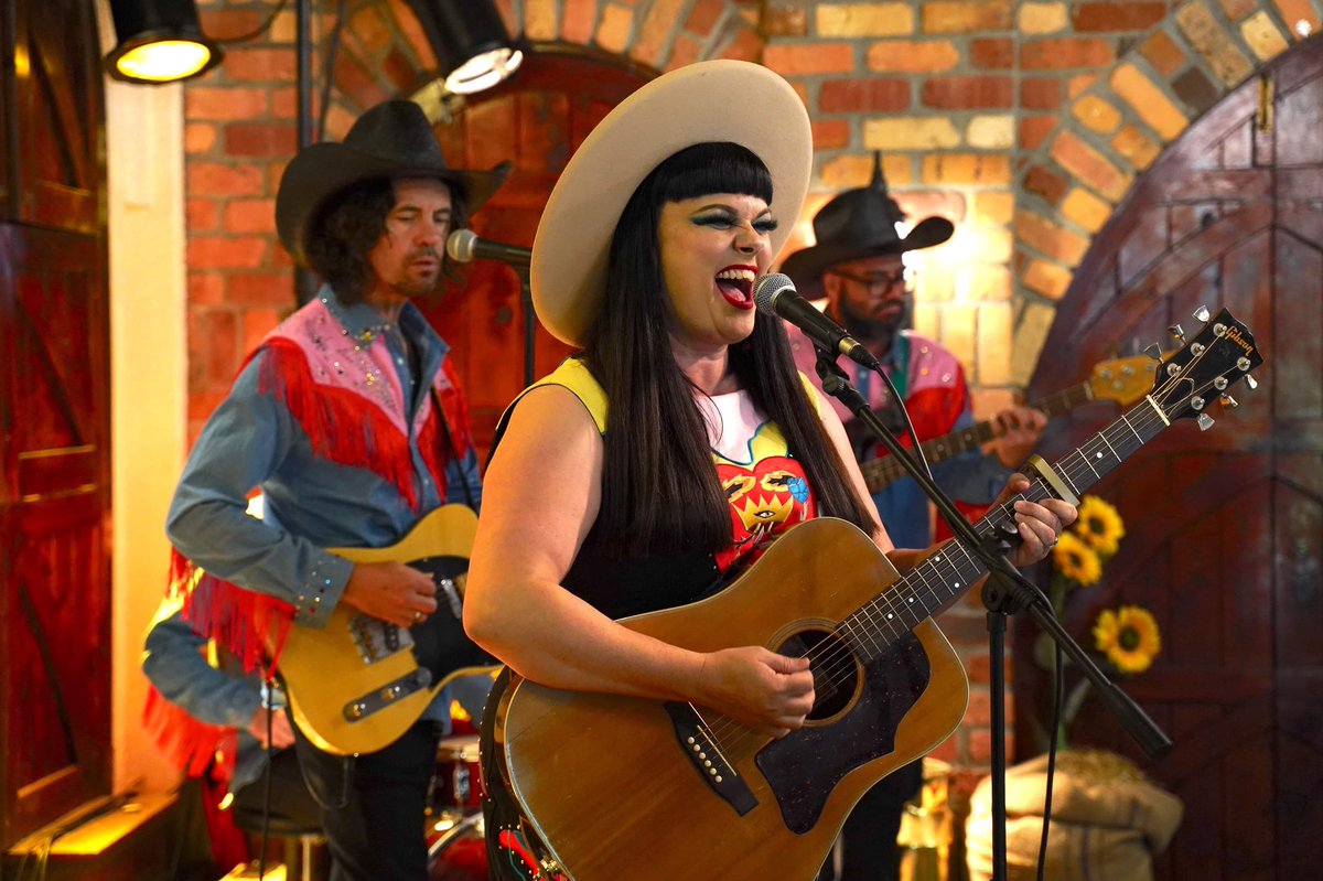 Country music star <a href="/tamineilson/">Tami Neilson</a> cameos in #TheBrokenwoodMysteries tonight. Don’t miss her sensational performance 8.30pm on <a href="/TVNZ/">TVNZ+</a> 1. 🎙