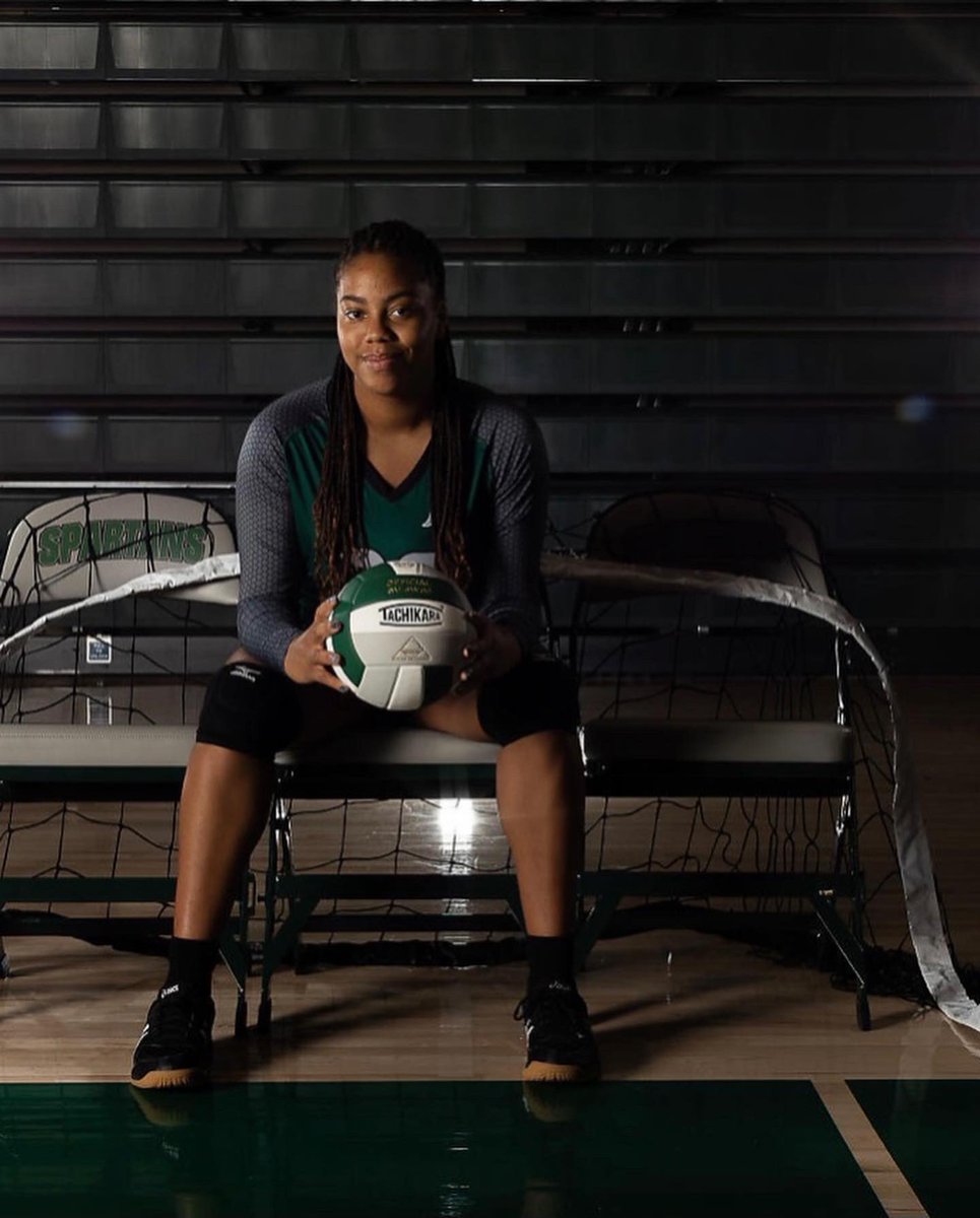 rhlyn34's tweet photo. Senior Year 🏐🎓 https://t.co/wbWnUNrVVu