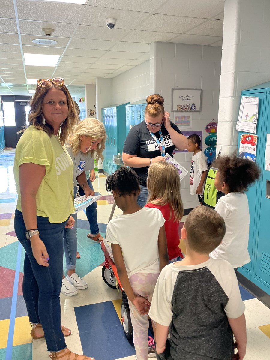 TarrahHemming's tweet photo. Yesterday afternoon, Kindergarteners delivered rainbows that they had created to the whole staff. The students loved seeing the staff members faces light up when they received their rainbow. #bucketfillers 🌈@Elwood_STEM @nicholeribers @MrsKersey4 https://t.co/7bPvs0dHFC