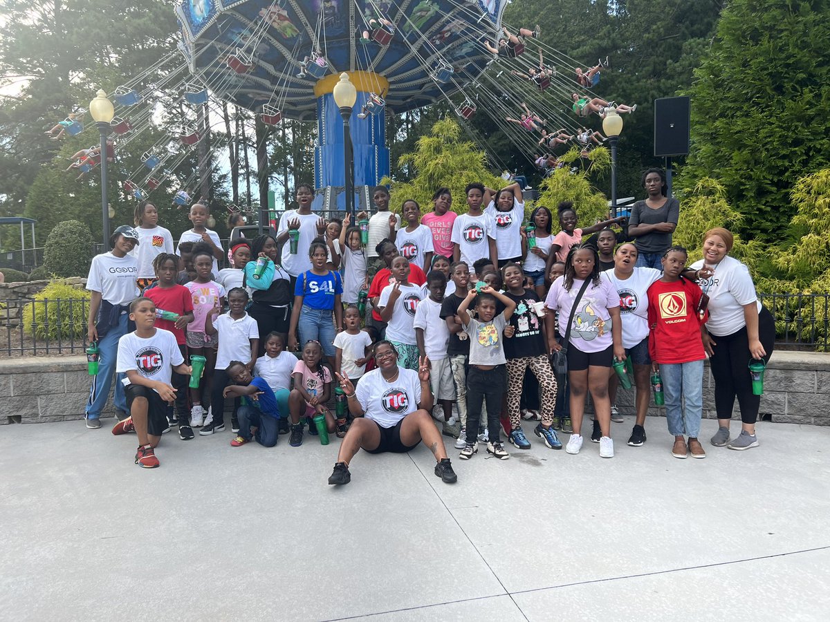 jasminecrowe's tweet photo. I survived Six Flags with 50 kids. I have to say its been a long time since I've been on a roller coaster. I may be too old now - I was not ready for that. #neighborhoodeats https://t.co/55GXw8Bgni