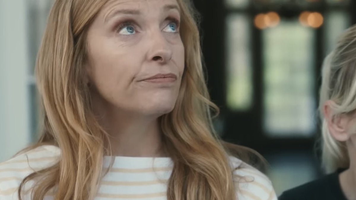 T0NICOLLETTE's tweet image. Toni Collette from ‘The Estate’ Official Trailer 🎬🎥