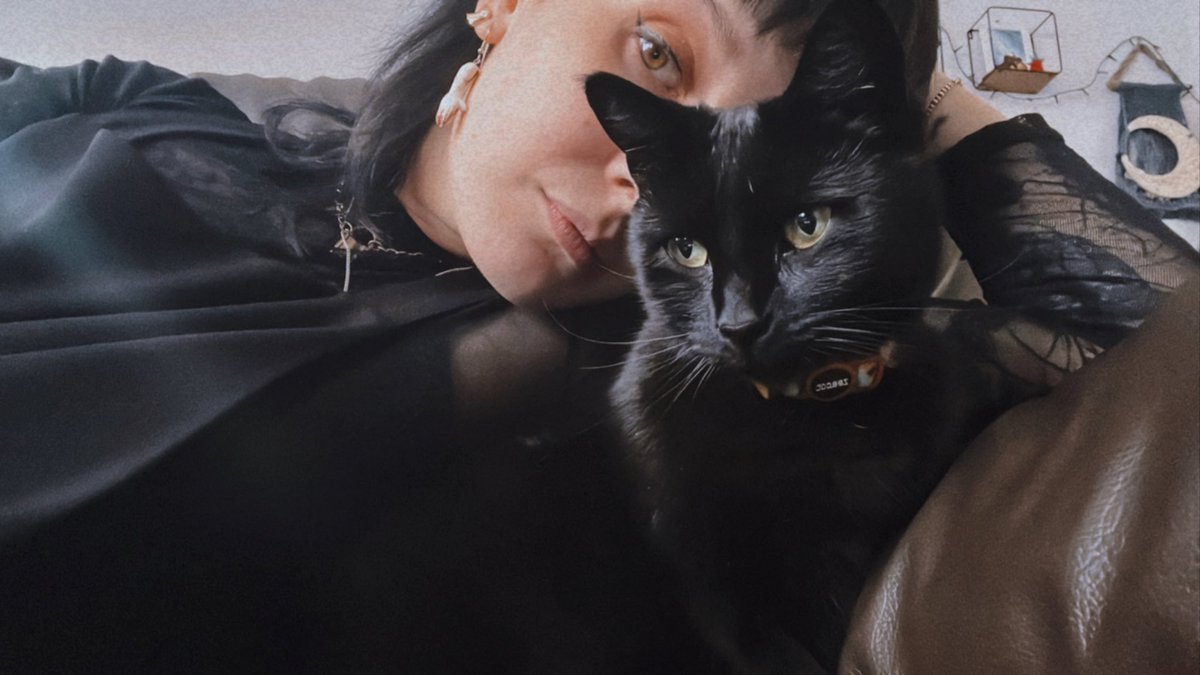 georgiapenphoto's tweet photo. Me and my kitto who are very grateful to everyone who has donated to get her well again. 🖤 We hit the halfway point of my fundraiser today 🥺🥺 if ya wanna learn more/donate this is the link: https://t.co/U2zg8aM9h2 https://t.co/iNA8Gsekz0