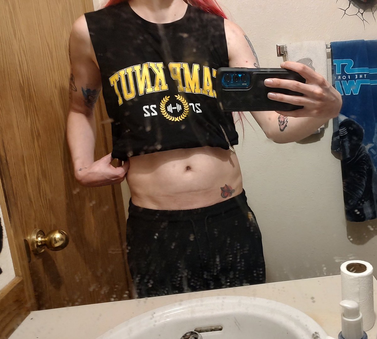 JordnaLaFey's tweet photo. Yoooo my #CampKnut merch came in! Contemplating turning it into a crop top cuz I think it would be cutteee💜 (Please ignore the dirty mirror) Shout-out to @Knutspild and @REALMizkif for encouraging so many people to go the gym, I've been going for just about 4 months now! https://t.co/TjnWQyYEh5
