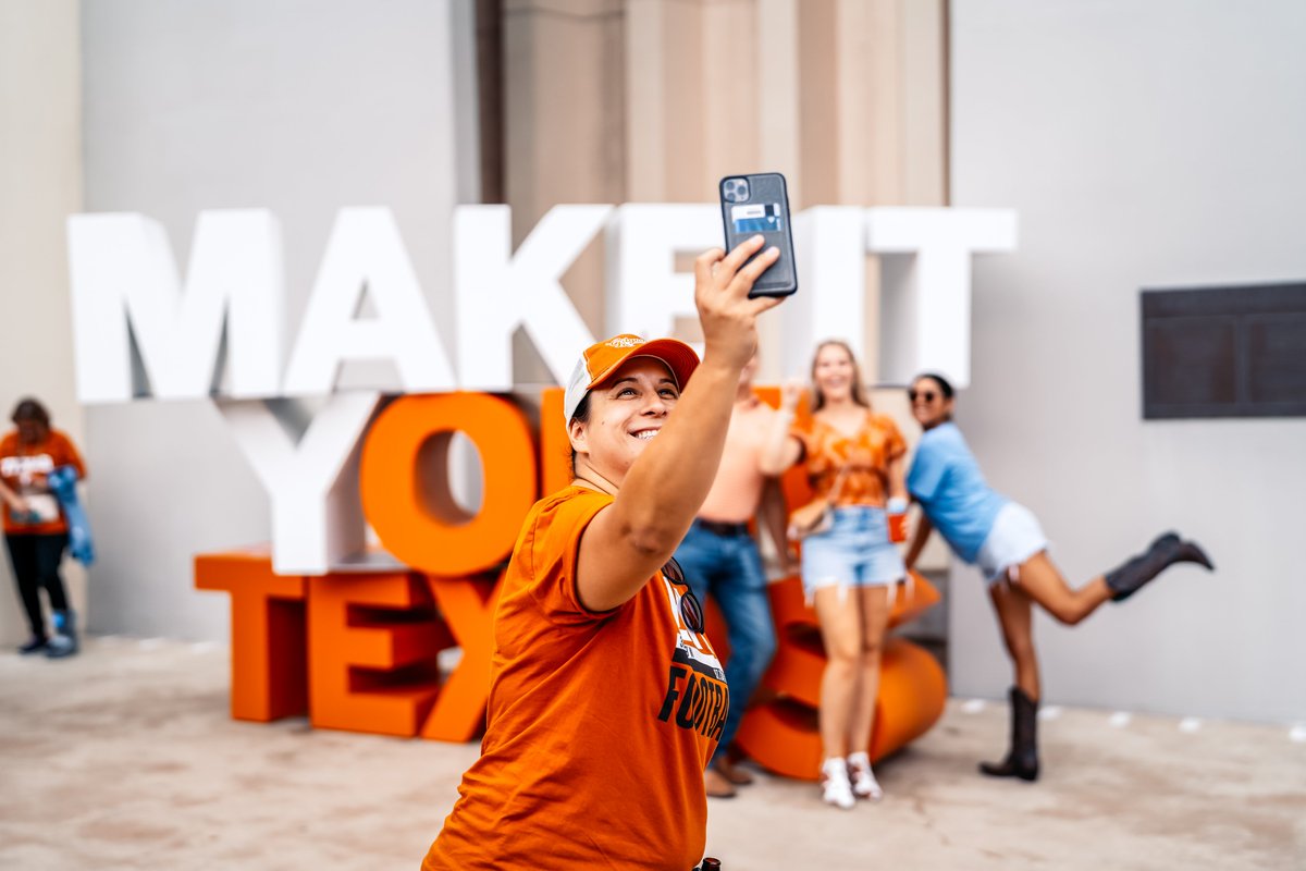 TexasLonghorns's tweet photo. It's almost time! #HookEm https://t.co/yjo3Zu18CC