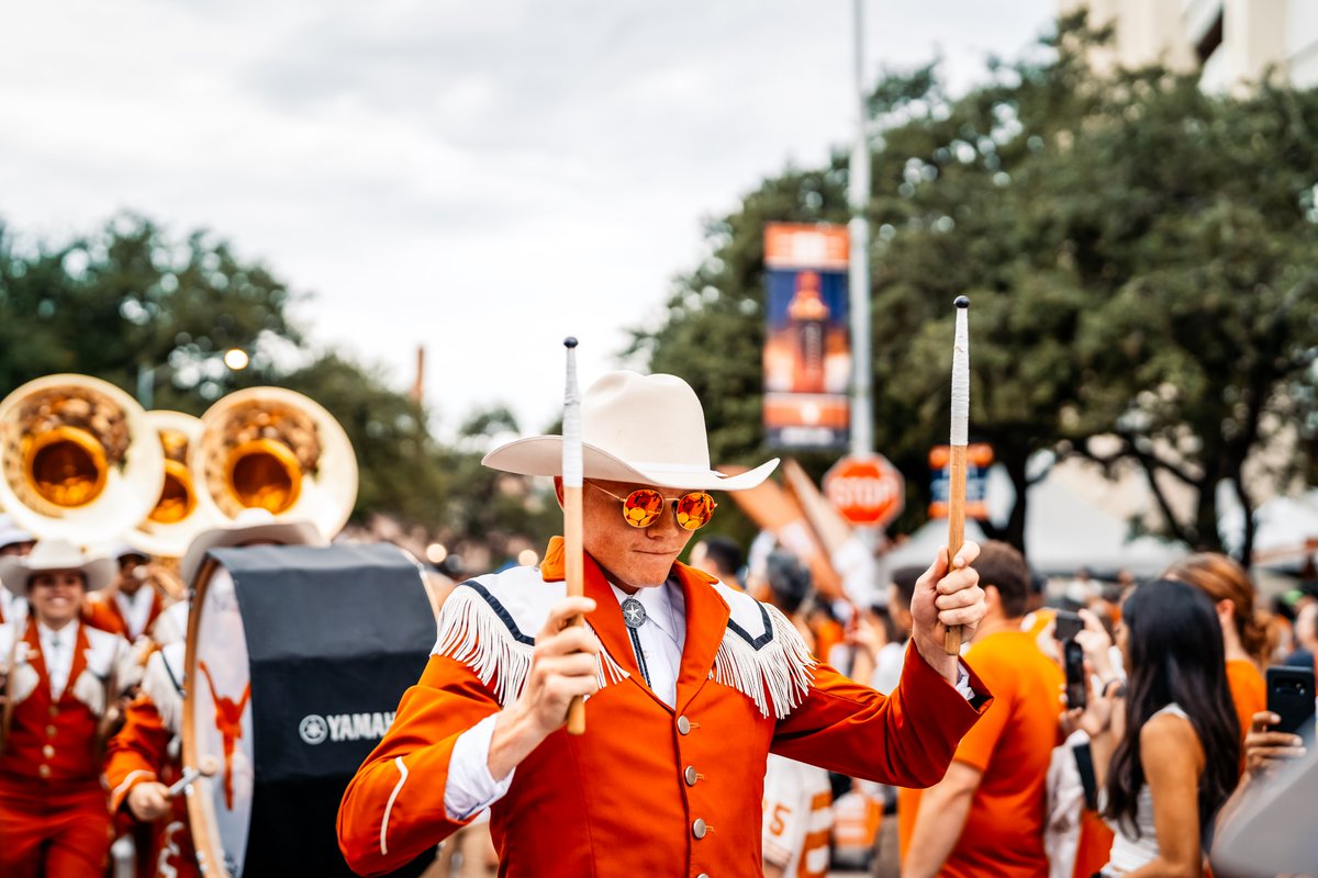 TexasLonghorns's tweet photo. It's almost time! #HookEm https://t.co/yjo3Zu18CC