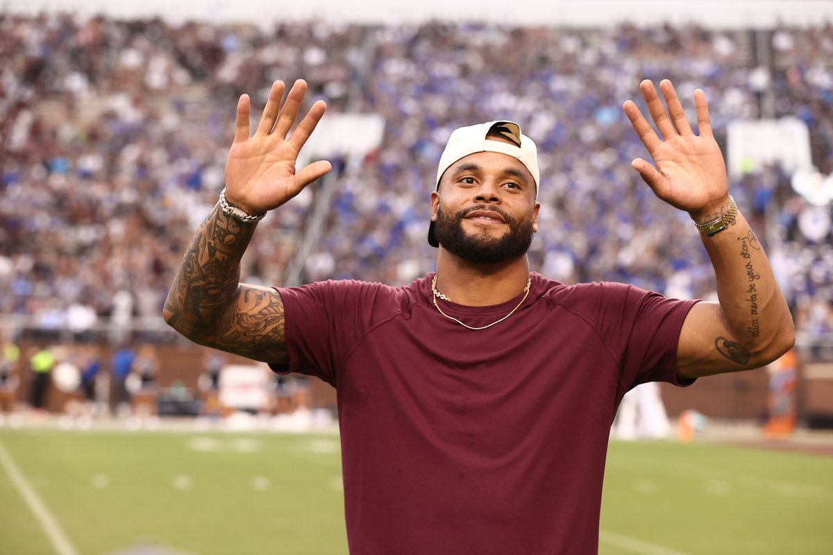 HailState's tweet image. Welcome home, @dak!❤️

#FromStatetoSundays x #HailState🐶