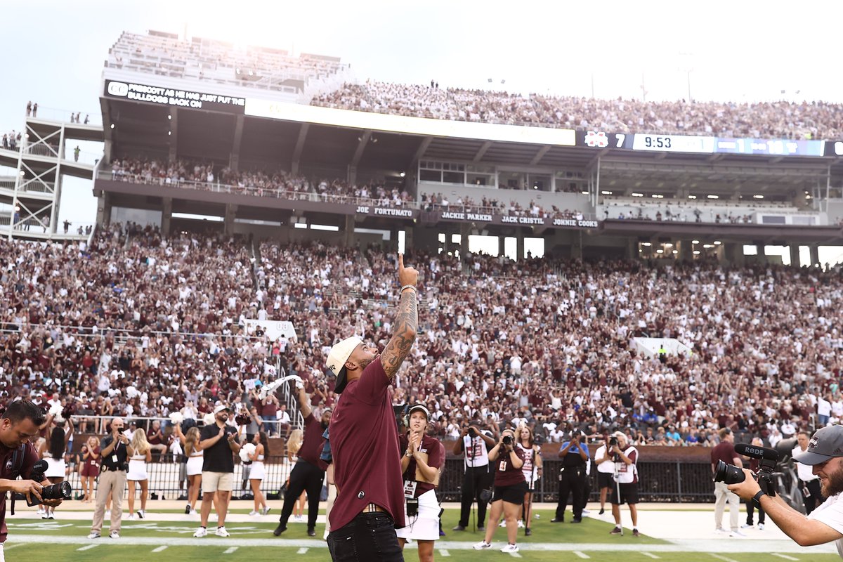 HailState's tweet image. Welcome home, @dak!❤️

#FromStatetoSundays x #HailState🐶