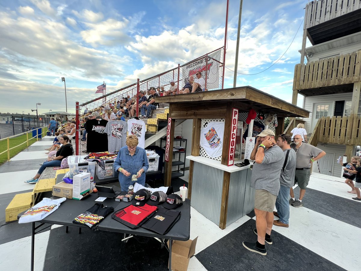 MatthewDillner's tweet photo. Electric atmosphere for the @SMARTMods_ at the beach @carteretcoswy A super unique facility, track. Tons of young race fans. Great crowd! Watch live now on @FloRacing #Clash99 https://t.co/j9xZJUIvjd