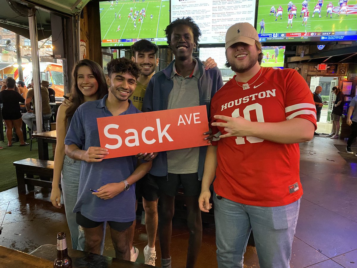 Some of the @UHCougarFB fans I ran into at Little Woodrow’s. #GoCoogs #SackAve