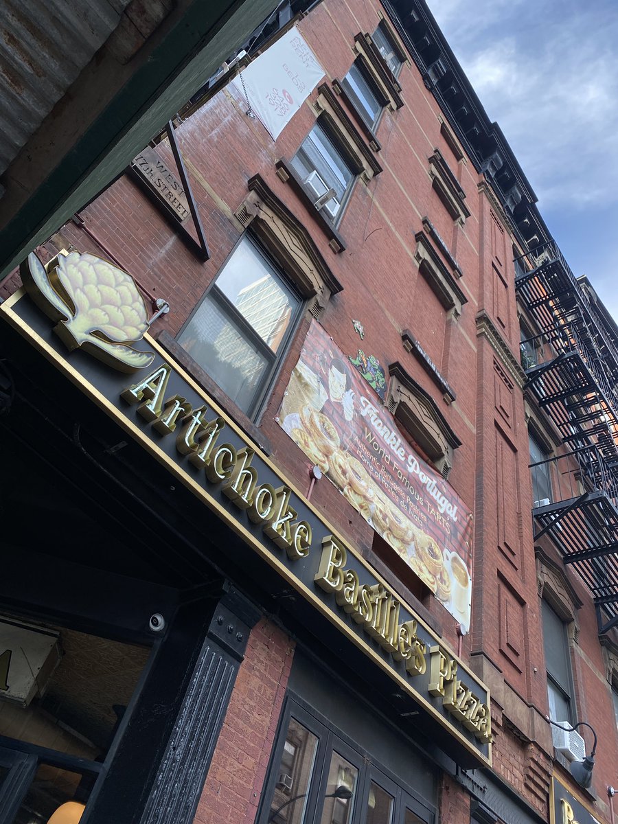 Siempre supe que la pizza más rica del mundo me la iba a comer en Nueva York. Lo que nunca supe es que iba a ser de alcachofa 🤷🏻‍♂️🤷🏻‍♂️ gracias <a href="/mad_kick/">Henrique de Freitas</a>