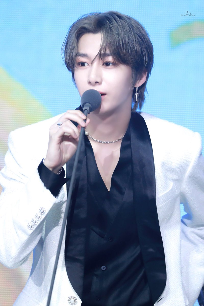 HyungwonNunu's tweet photo. Wonnie with this hair color again when? โค๏ธ๐ญ #HYUNGWON #hyungwon #MONSTA_X #MONSTAX #monstax #MONSTAXinSeoul #MonstaXNoLimitTour #MonstaXConcert #monstaxPHconWhen https://t.co/JeqyT5vnUA