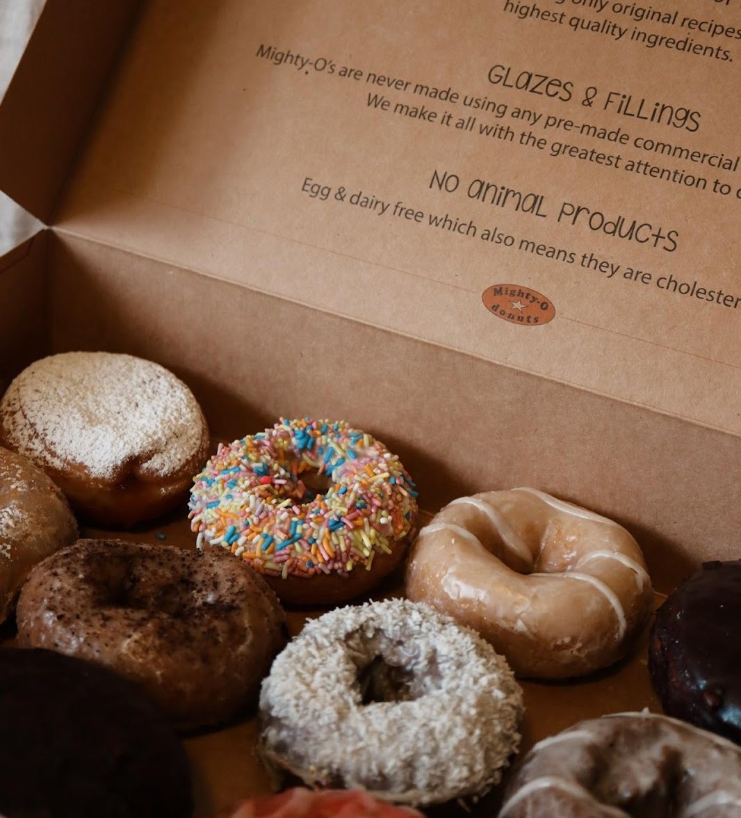 MightyODonuts's tweet photo. Back to school season is upon us! From the teacher's lounge to the football field, donuts are sure to be a crowd-pleaser! Order your favorite flavors through the link in our bio! #BackToSchool #ShopLocalSeattle https://t.co/l52KfJ29R5