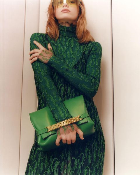 Victoria Beckham yeni çanta modeliyle geri döndü. Beckham 8 farklı çanta stili bulunan deri çanta ürünlerini piyasaya sürdü.

#deriçanta #cantamodelleri #dericanta #deriçantamodelleri #örgüçantamodelleri #deriçantalar #kışlıkçantamodelleri2023 #kışlıkçanta #dericantamodelleri