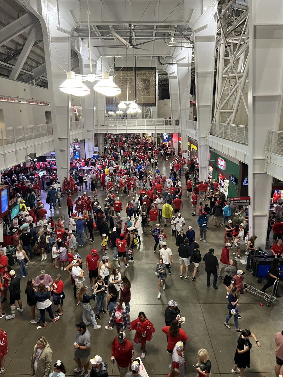 asmithjpeg's tweet photo. Rain delay @Reds @Pirates … https://t.co/cLb10LHhLr