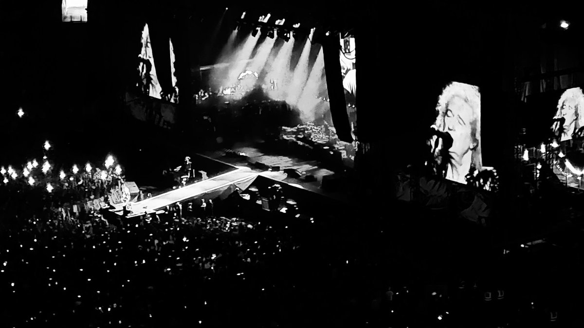 ana_do_ar's tweet photo. Such a moving moment when @DrBrianMay played Love of My Life and asked the crowd to sing with him. That said, not one person where I was sitting could get out more than a few low, broken syllables (through sobs, tears and snot). What a fckin night... ❤️‍🩹 #taylorhawkinstribute https://t.co/d0lIKhXW0h