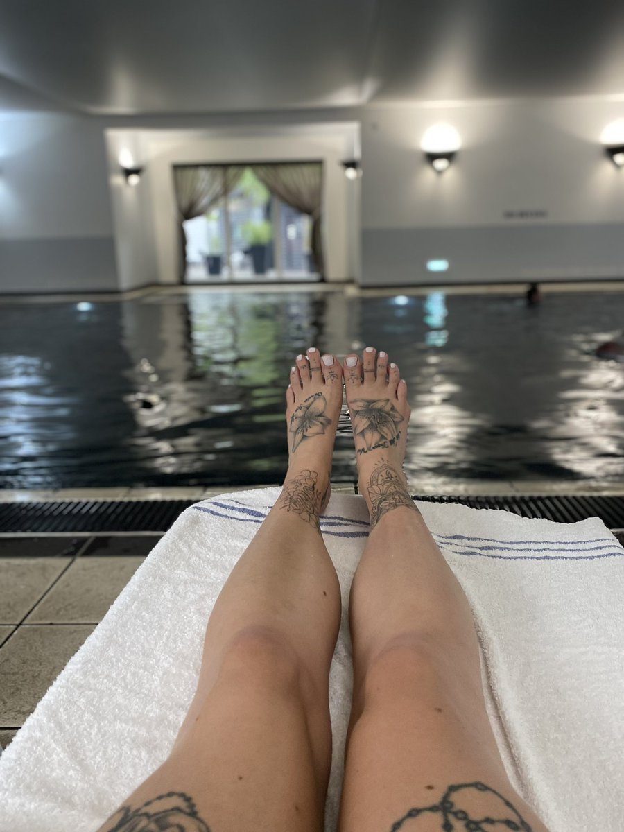 NinaNacho1's tweet photo. Who wants to be my little slave?😈

#feet #feetworship #feetfethish #feetfinder #FeetoftheDay #FootMassage #footslave #soles #onlyfansgirl #onlyfansbabe #onlyfansfeet #onlyfanspromo #findom https://t.co/wCdQwiQNJS