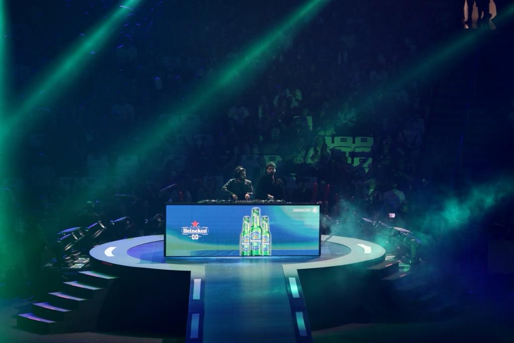 RedDoor_Ag's tweet photo. A Red Door e a Heineken 0.0 invadiram a final do CBLOL. Criamos e produzimos os bares da marca, brindes únicos e uma intervenção mais que especial para o Halftime Show. Tudo em sintonia e comunicação com diversas agências e parceiros. Entre eles:
@heinekenbr
@riotgames 
@3CGaming https://t.co/pSE3zBOfNB