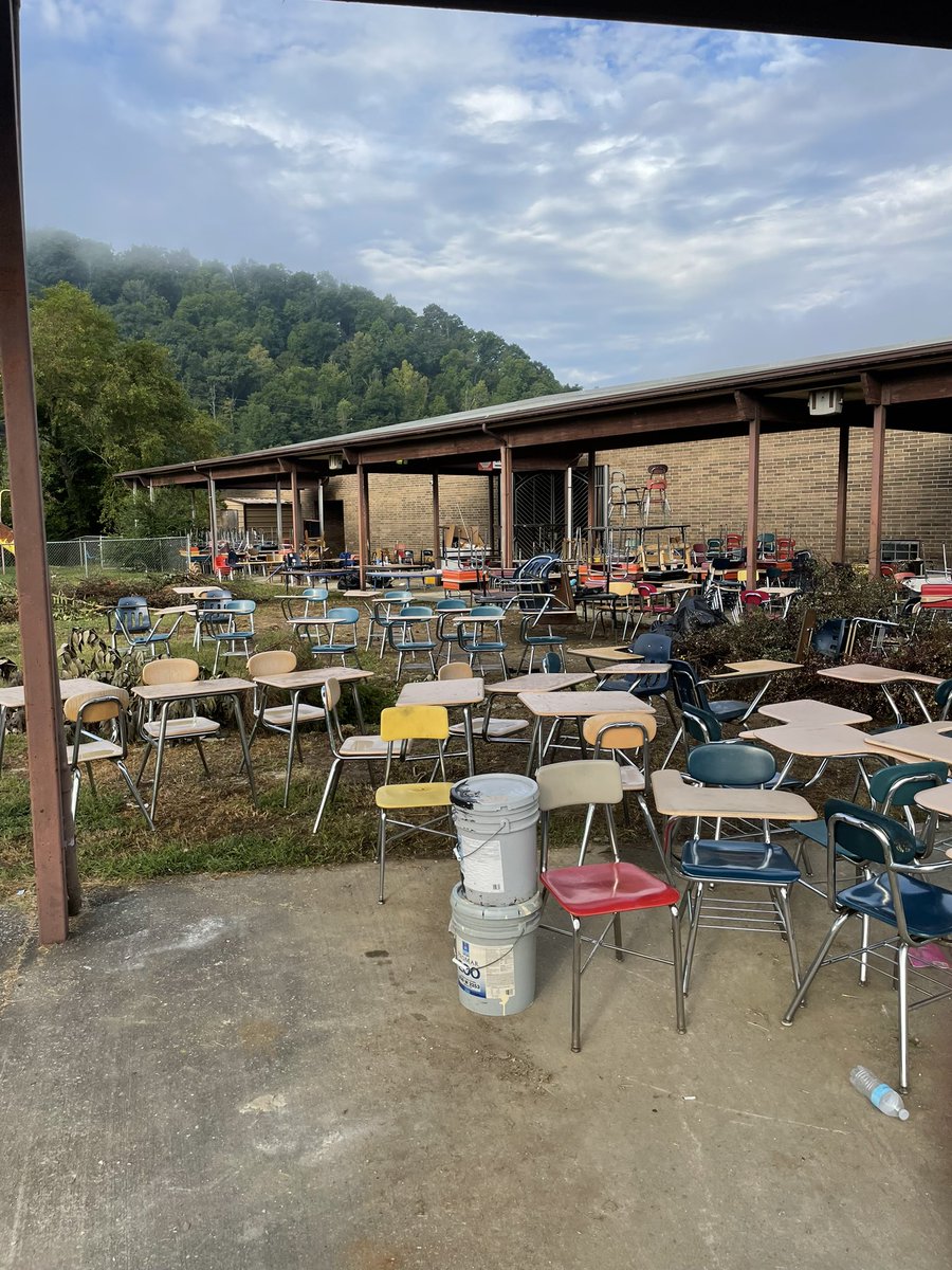 tkonz's tweet photo. 🎉 2 more days….#ABCombs #BuckhornSchool #RobinsonElementary #PerryCountySchools #KyEd https://t.co/ymGTfKW7Iw