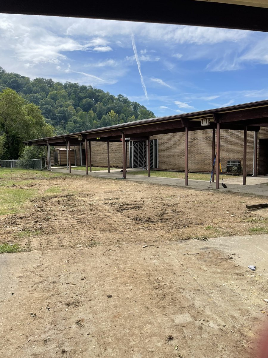 tkonz's tweet photo. 🎉 2 more days….#ABCombs #BuckhornSchool #RobinsonElementary #PerryCountySchools #KyEd https://t.co/ymGTfKW7Iw
