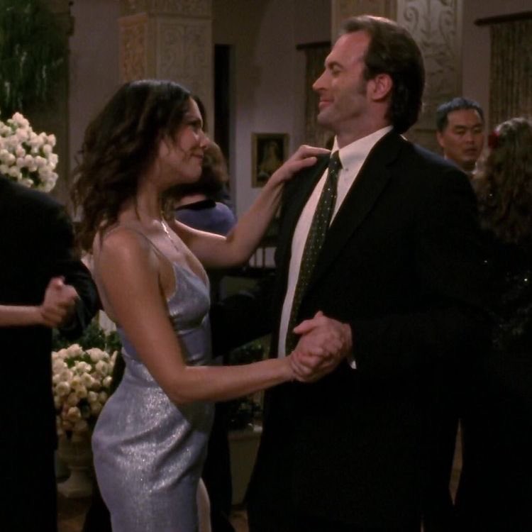 javajunkiebest's tweet photo. the way luke and lorelai look at each other when they dance together is everything https://t.co/35l2rGWxff