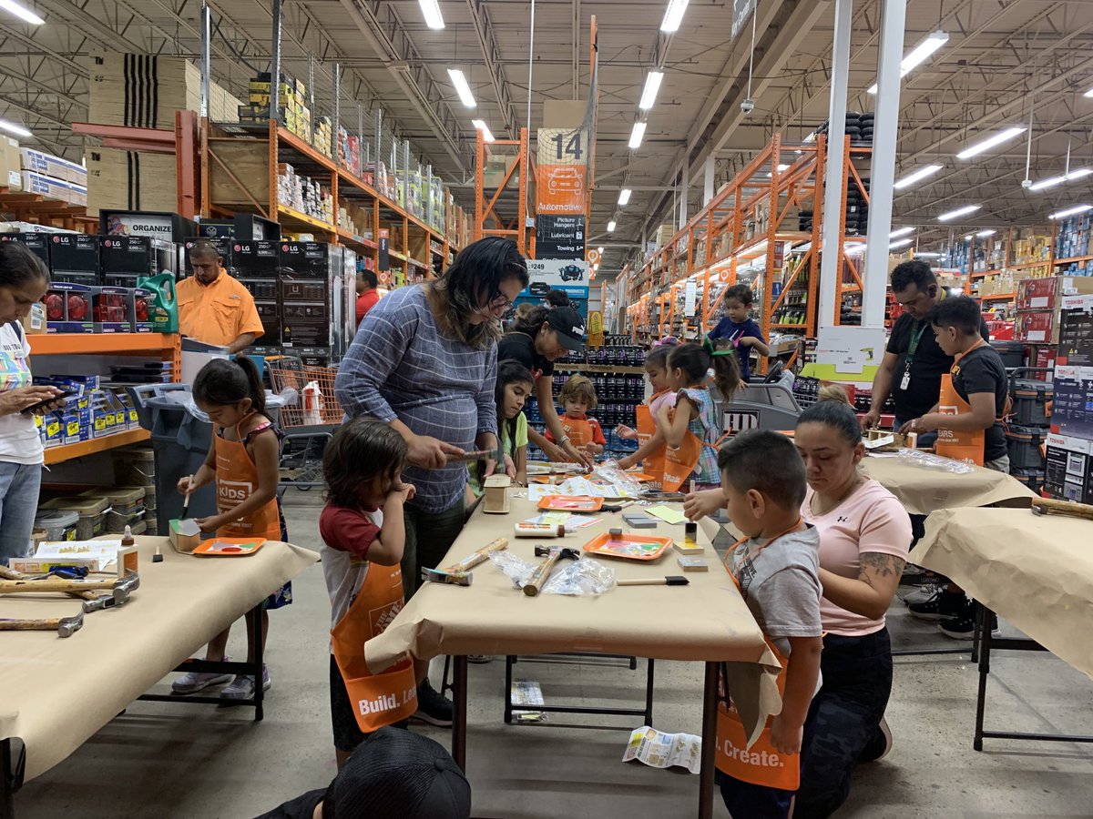 Maritza70127474's tweet photo. Kids workshop at 6540! https://t.co/bBwWbT7S4v