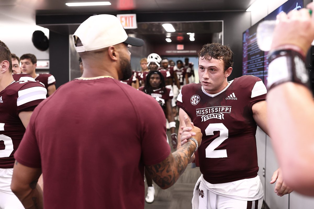 HailStateFB's tweet photo. 𝐐𝐁𝟏 🤝 𝐐𝐁𝟏

#HailState🐶 | #FromStateSundays https://t.co/c1aJ7fLloh