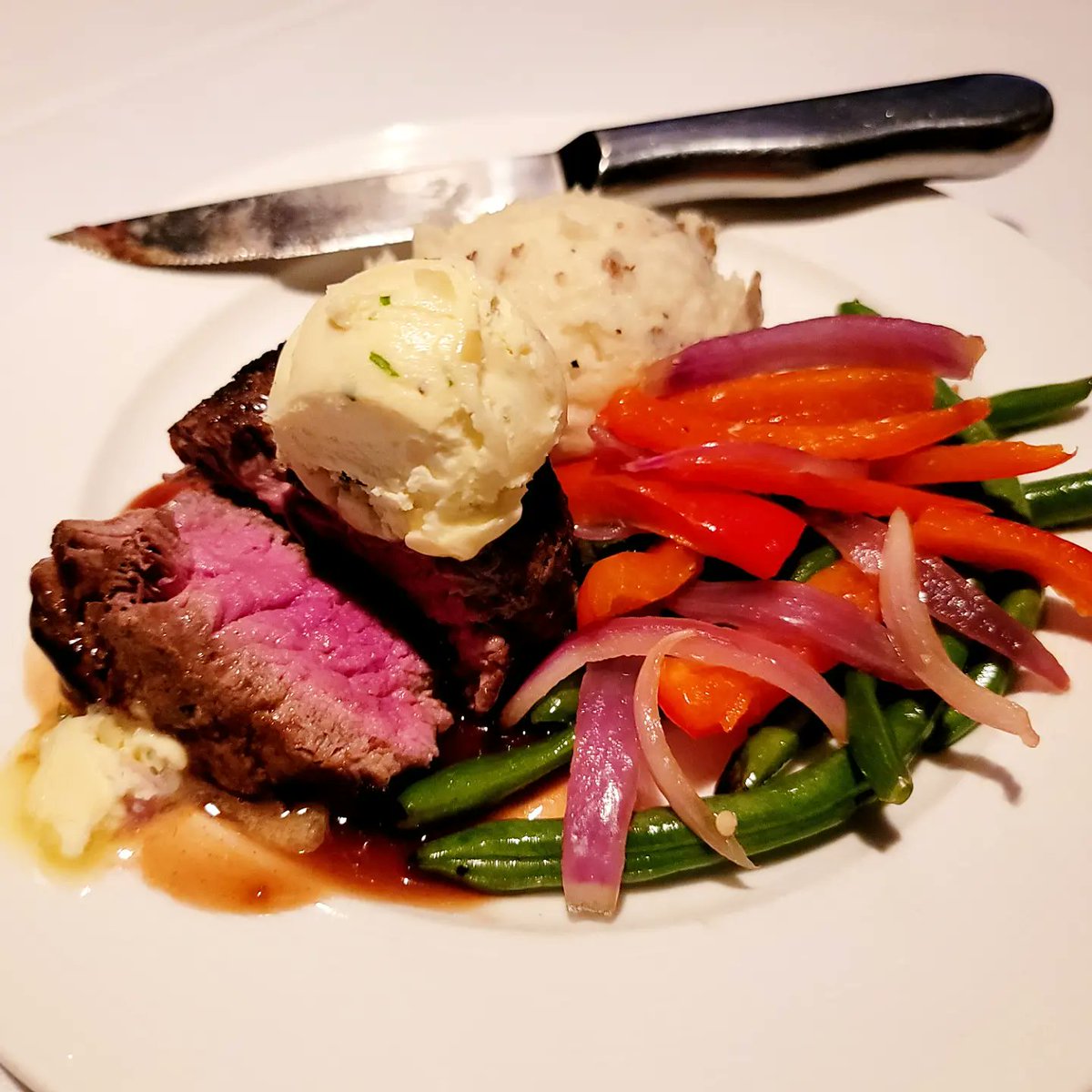 WWDEatNext's tweet photo. 🥩6 oz center cut filet mignon with garlic butter - Petersons Steakhouse

@DevourIndy
#devourindianapolis https://t.co/Nd0j3kkKKS