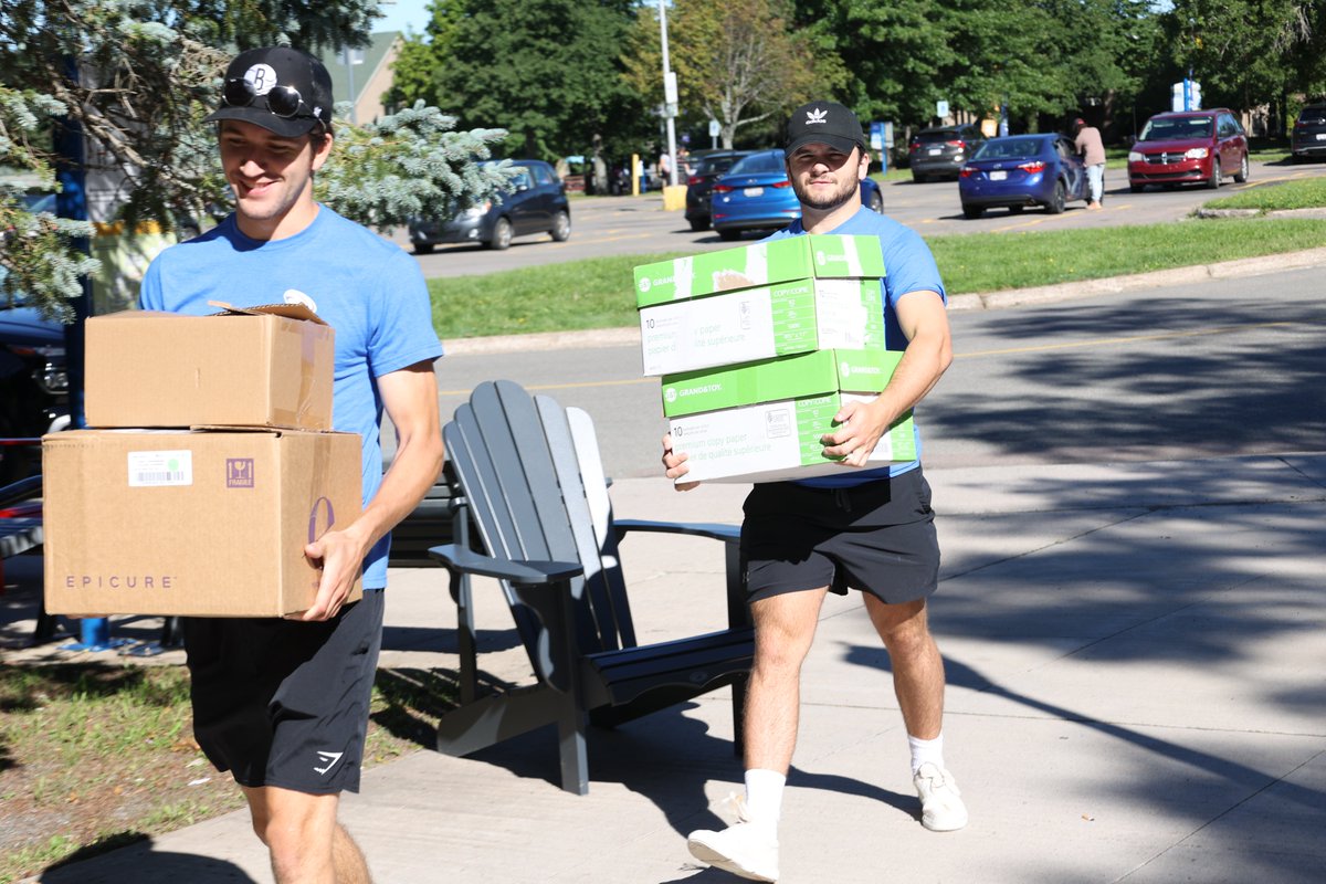 Des athlètes des <a href="/aiglesbleus/">Aigles Bleus - Aigles Bleues</a>  étaient présents samedi à 3 résidences du campus de Moncton pour aider les étudiantes et étudiants à entrer leurs affaires/boites/valises dans leur résidence située sur le campus.  Merci à ceux et celles présents.