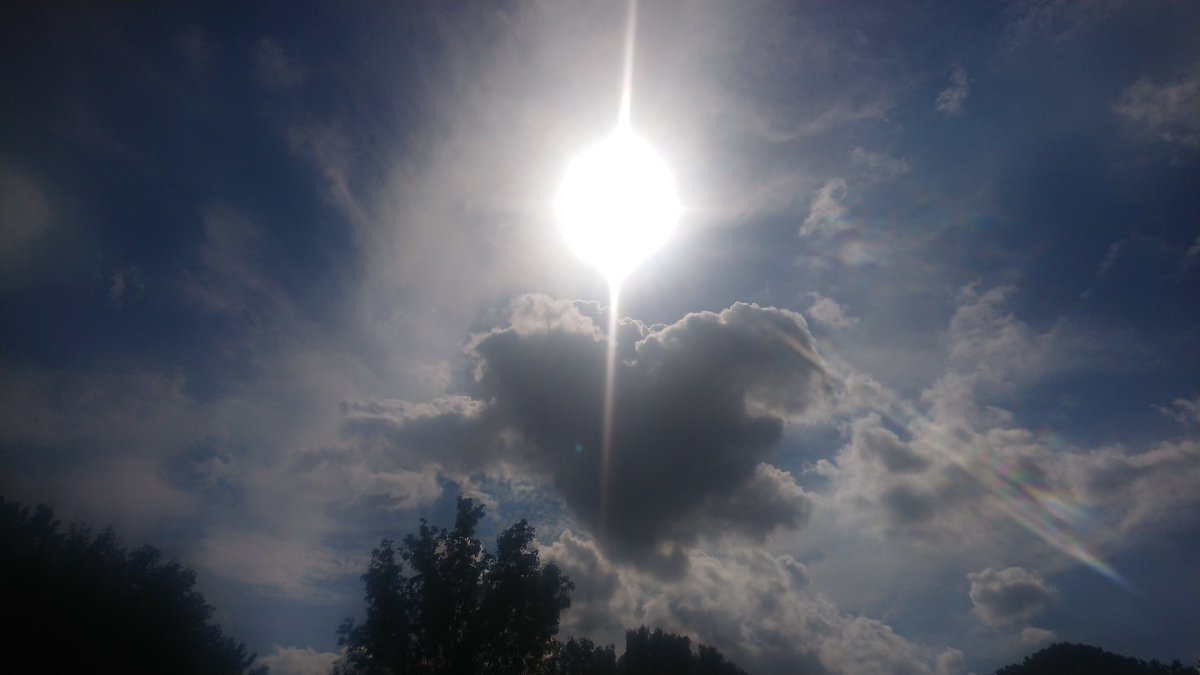 hi_contrast's tweet photo. For you, this heart-shaped cloud that I saw today. https://t.co/IbbftJELvu