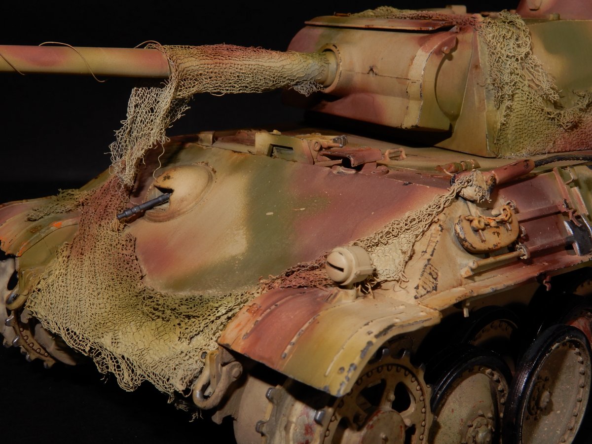 Yoshi84525254's tweet image. 【PantherG 進捗10】
今回チッピングと錆を先に入れてます😊
使用したのは、いつものリキッテクスのアクリル絵の具
略徹夜作業になっちゃいました・・・ちょっと寝ます😴💤
#タミヤ　#パンター　#PantherG #戦車模型